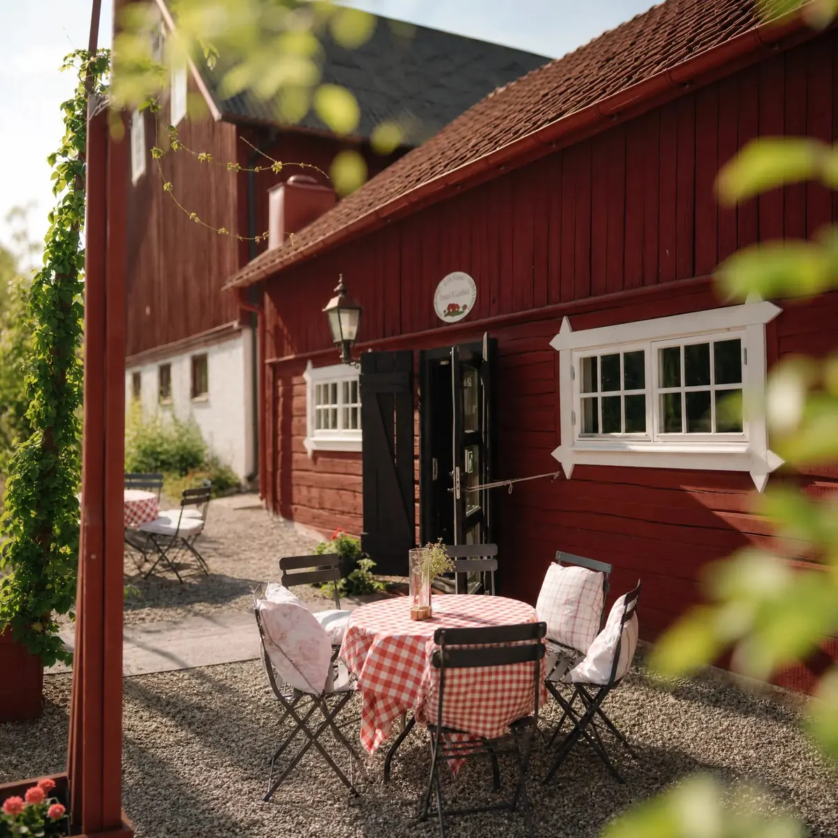 Uteservering i gårdsmiljön utanför bistron på Hem till Gården i Västerås
