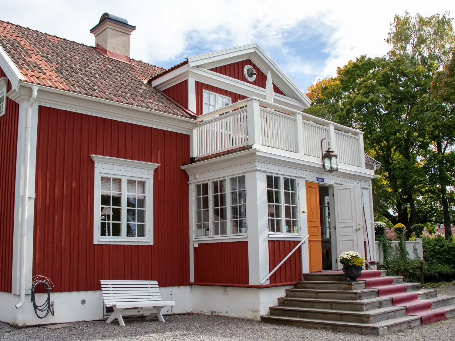 Hem till Gården i Västerås – falurött gårdshus med uteservering